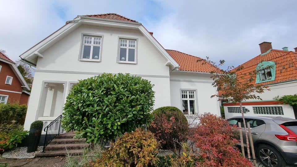 Property building, Neighbourhood, Street view, Location, Parking