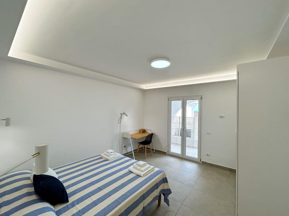 Bed, Seating area, Bedroom