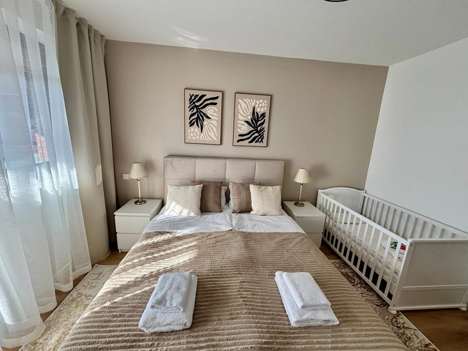 Bed, Balcony/Terrace, Balcony/Terrace, Photo of the whole room, Bedroom, cot, towels, towels