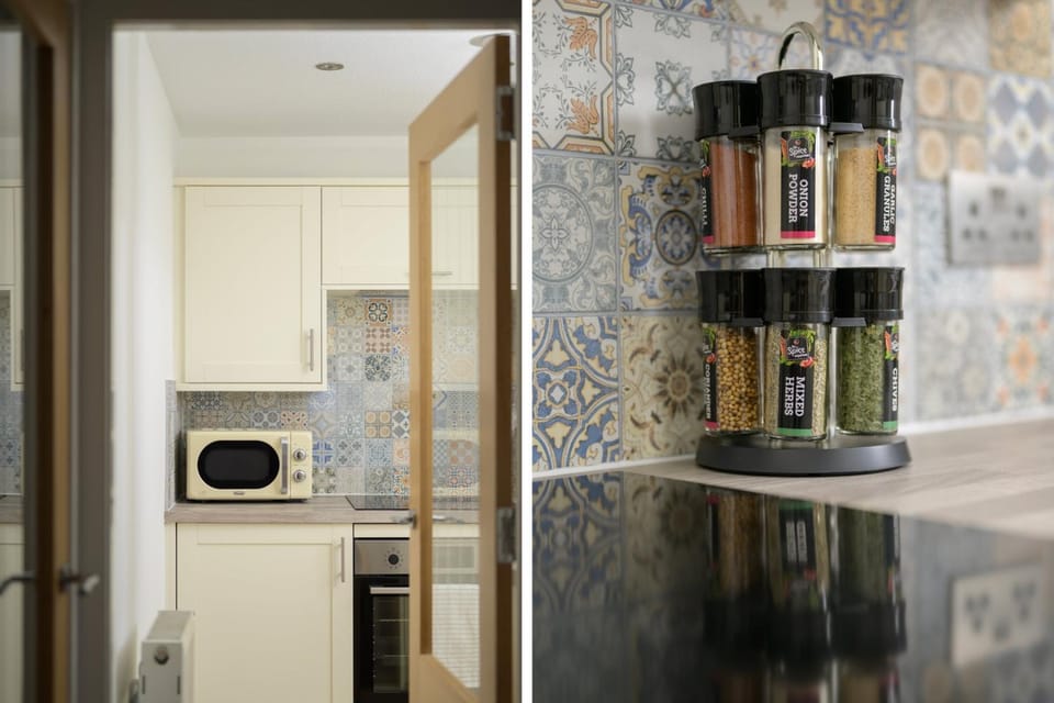 Kitchen or kitchenette, microwave, stove