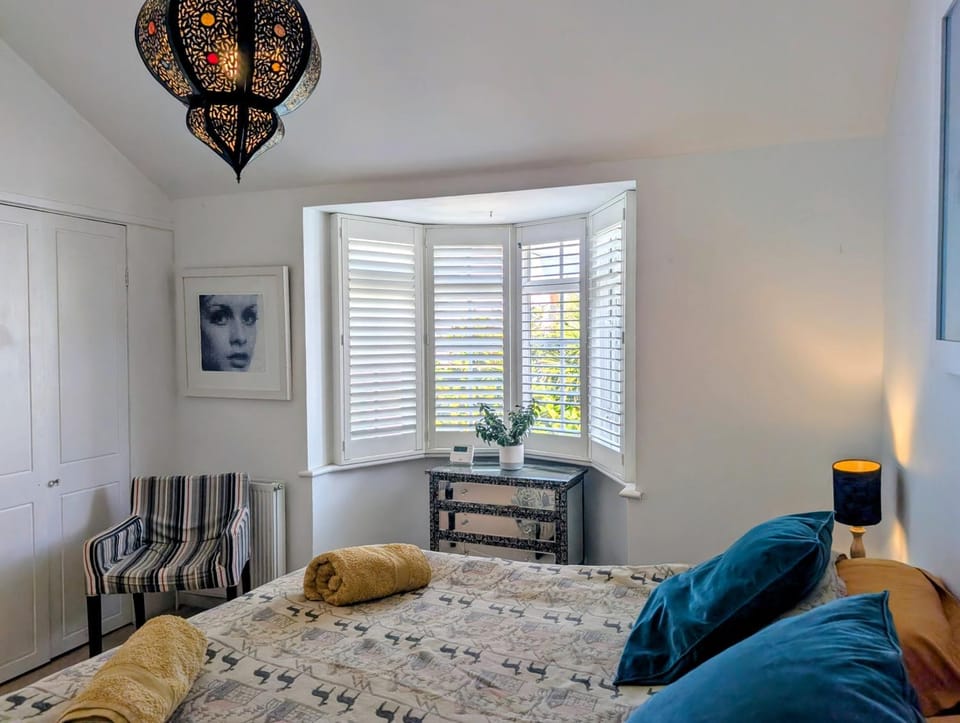 Central Cute Garden Cottage Close to Town & Beach House in Brighton