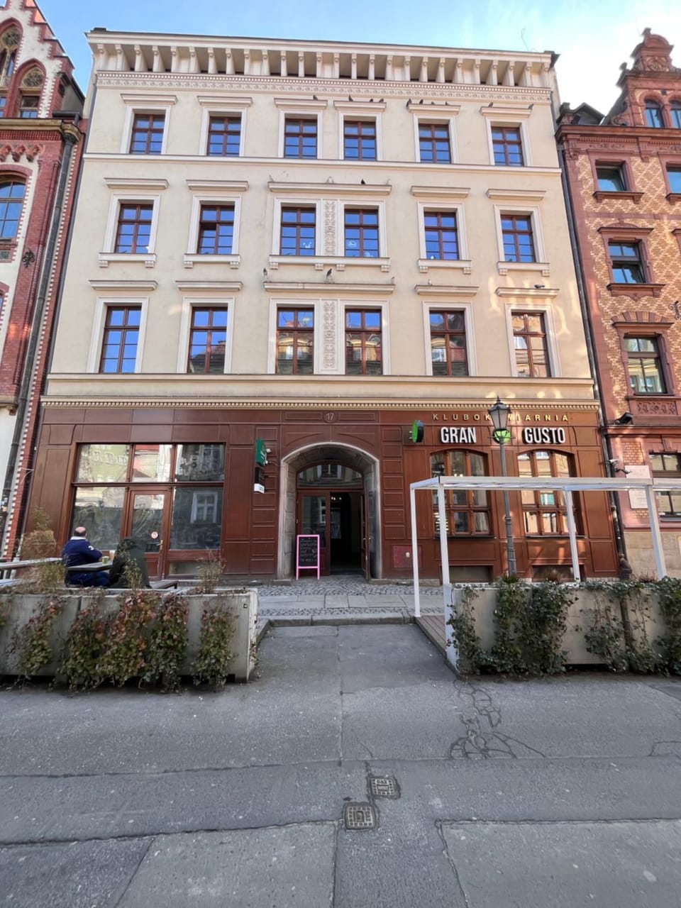 Facade/entrance