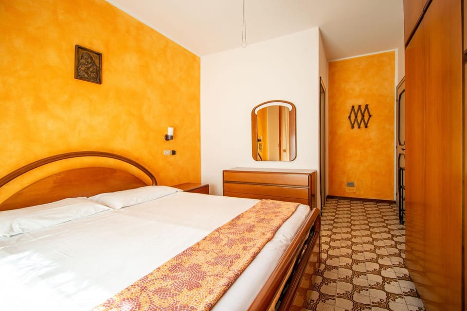 Bed, Photo of the whole room, Bedroom, internet, wardrobe, air conditioner
