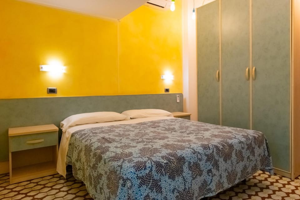 Photo of the whole room, Bedroom, wardrobe, air conditioner