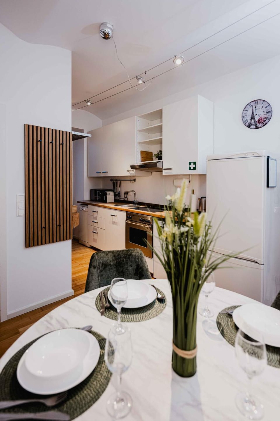 Kitchen or kitchenette, Dining area, Food