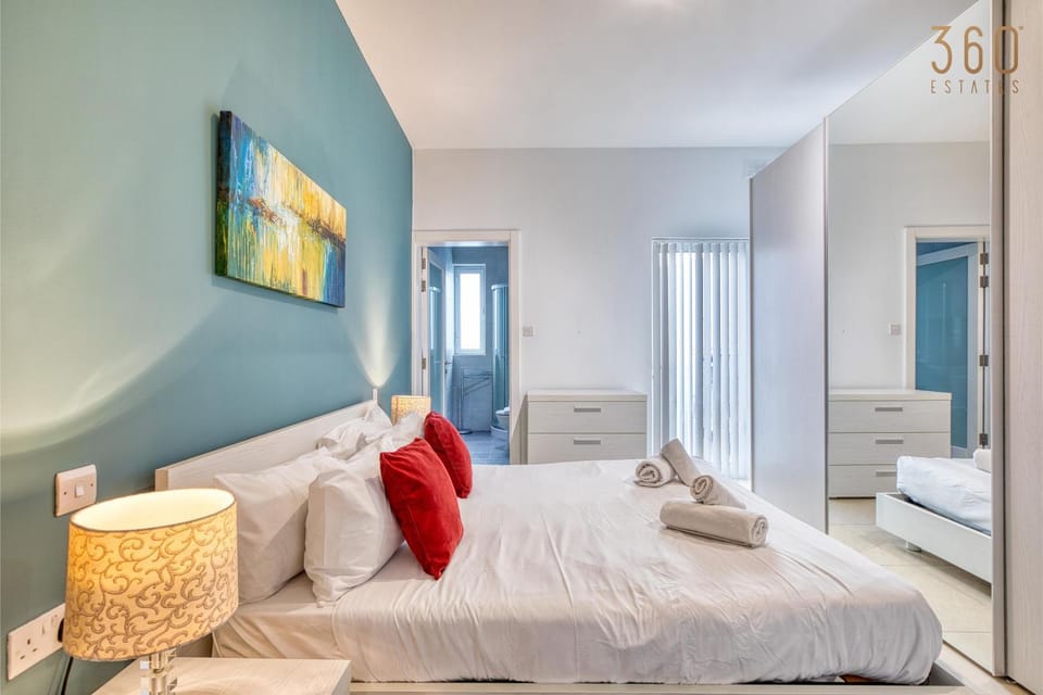 Bed, TV and multimedia, Photo of the whole room, Bedroom, towels, wardrobe
