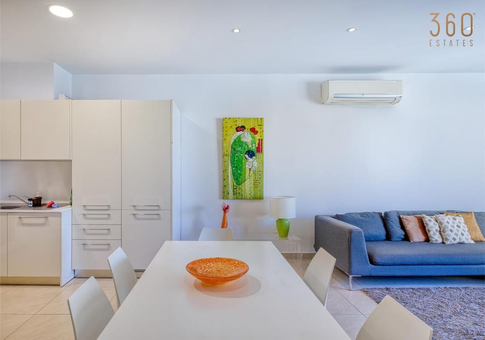 Kitchen or kitchenette, Living room, Seating area, Dining area, minibar, oven, air conditioner