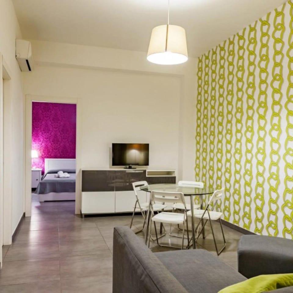 Communal lounge/ TV room, Bed, TV and multimedia, Living room, Photo of the whole room, Seating area, Dining area, Evening entertainment, Bedroom