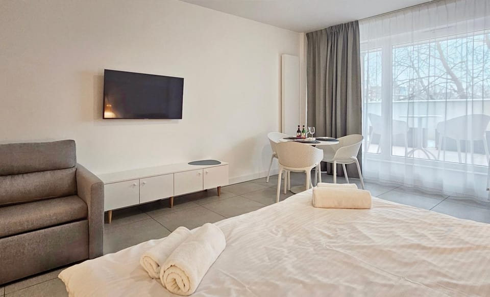 HOLIDAY HOME Aquamarina Prima 04 z tarasem przy plaży Apartment in Miedzyzdroje