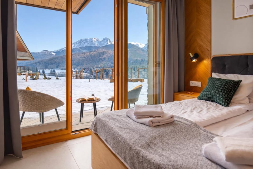 Bedroom, Mountain view