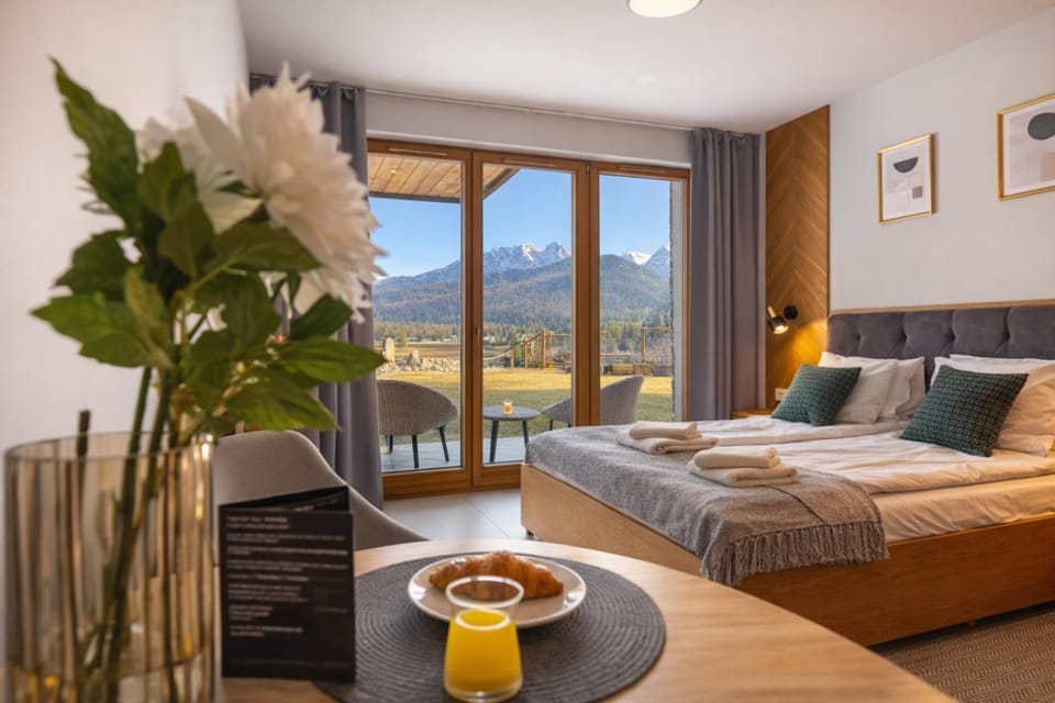 Bedroom, Mountain view