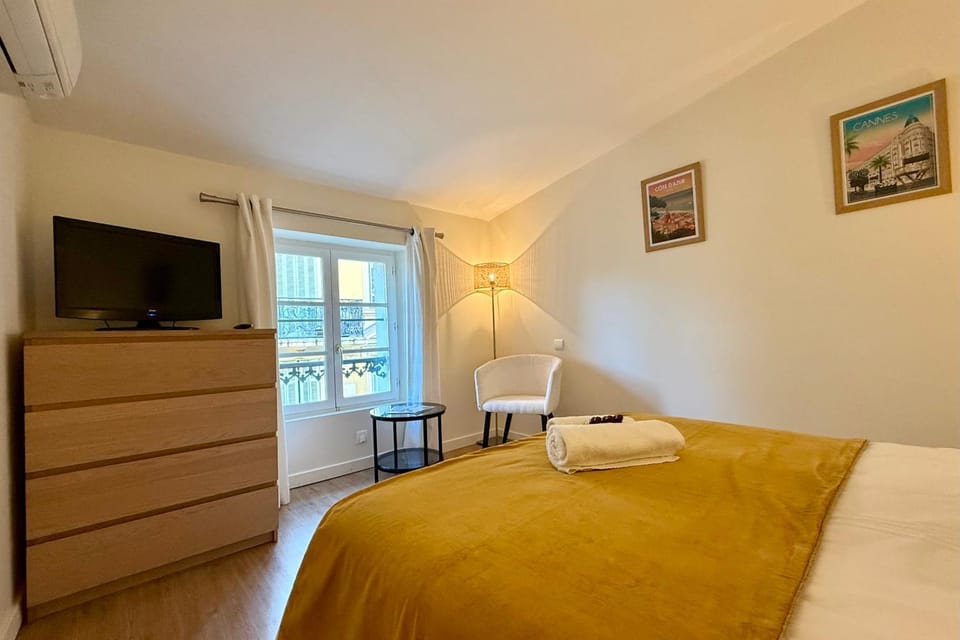 Central studio with real bed near the Palais Apartment in Cannes