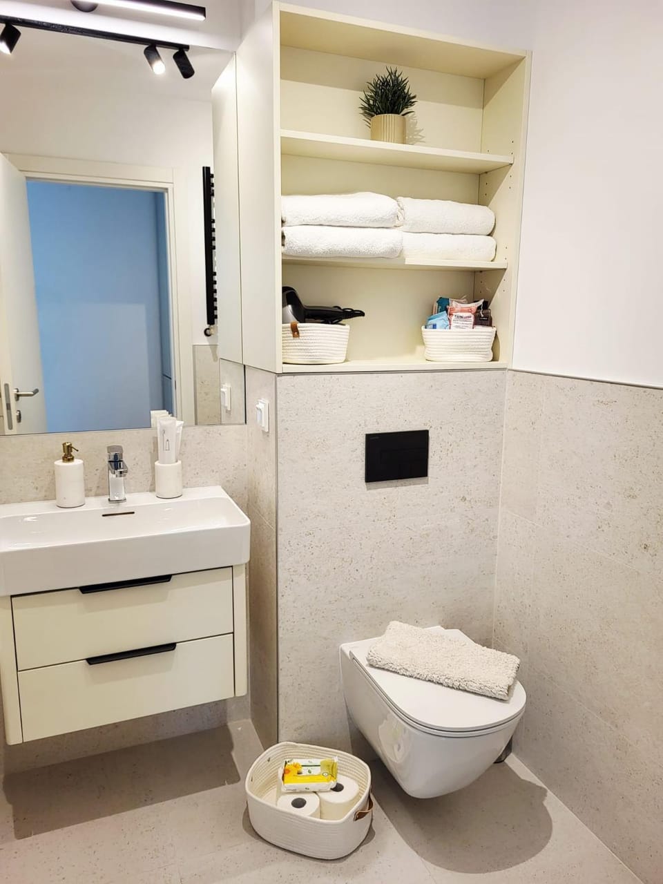Toilet, Bathroom, towels