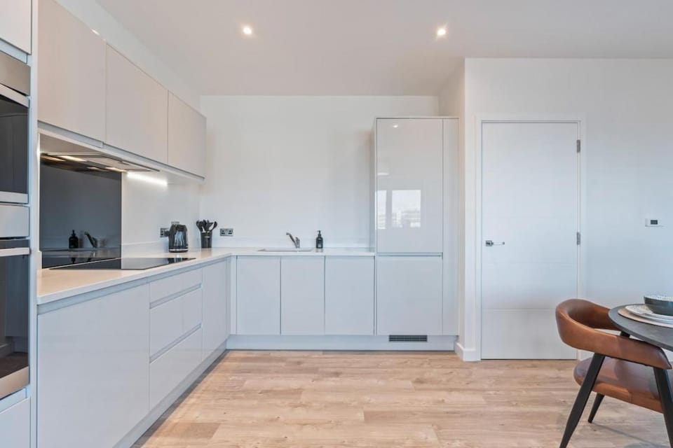 Riverside Retreat | Free Parking | 2BR | Station Apartment in Staines-upon-Thames