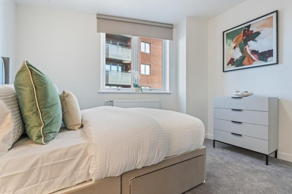 Riverside Retreat | Free Parking | 2BR | Station Apartment in Staines-upon-Thames