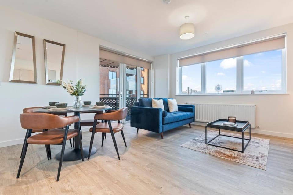 Riverside Retreat | Free Parking | 2BR | Station Apartment in Staines-upon-Thames