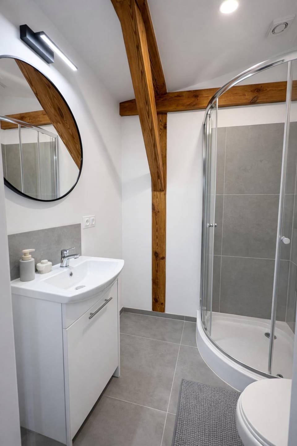Shower, Toilet, Bathroom, towels