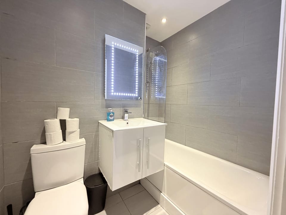 Ground floor flat in Tower Bridge Apartment in London Borough of Southwark