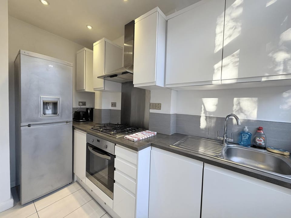 Ground floor flat in Tower Bridge Apartment in London Borough of Southwark