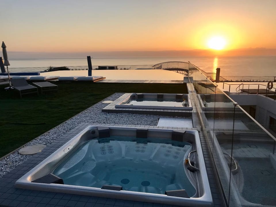 Natural landscape, Garden, Hot Tub, Spa and wellness centre/facilities, Sea view, Swimming pool, Sunrise, Sunset, Open Air Bath