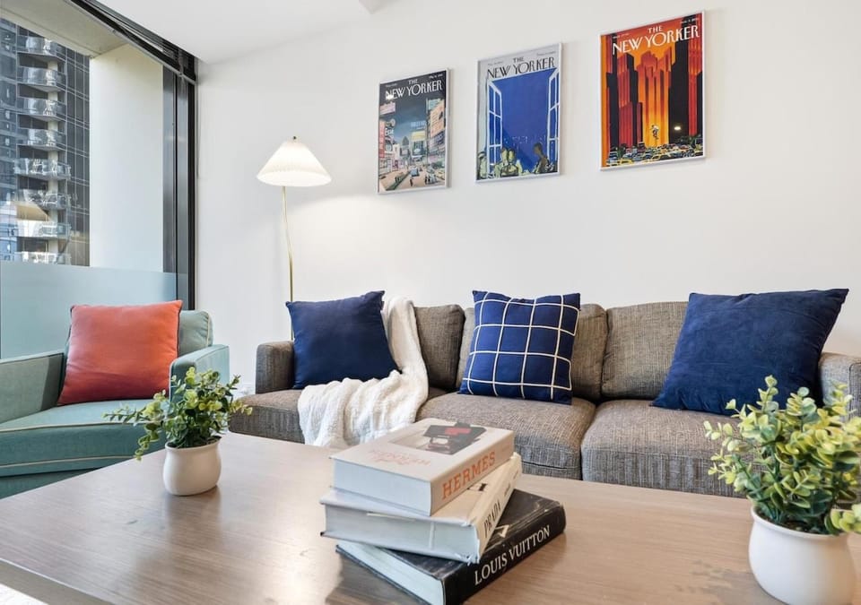 Luxury 3 Bedroom Apartment in Melbourne CBD with Pool, Gym & Skyline Views Apartment in Melbourne