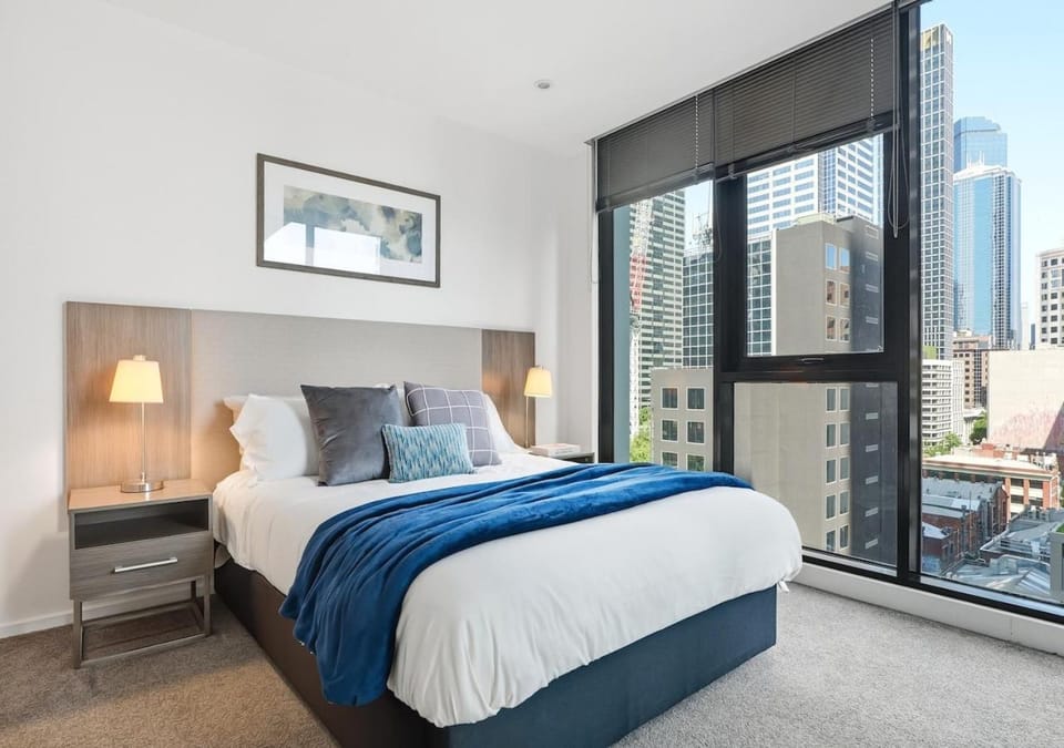 Luxury 3 Bedroom Apartment in Melbourne CBD with Pool, Gym & Skyline Views Apartment in Melbourne
