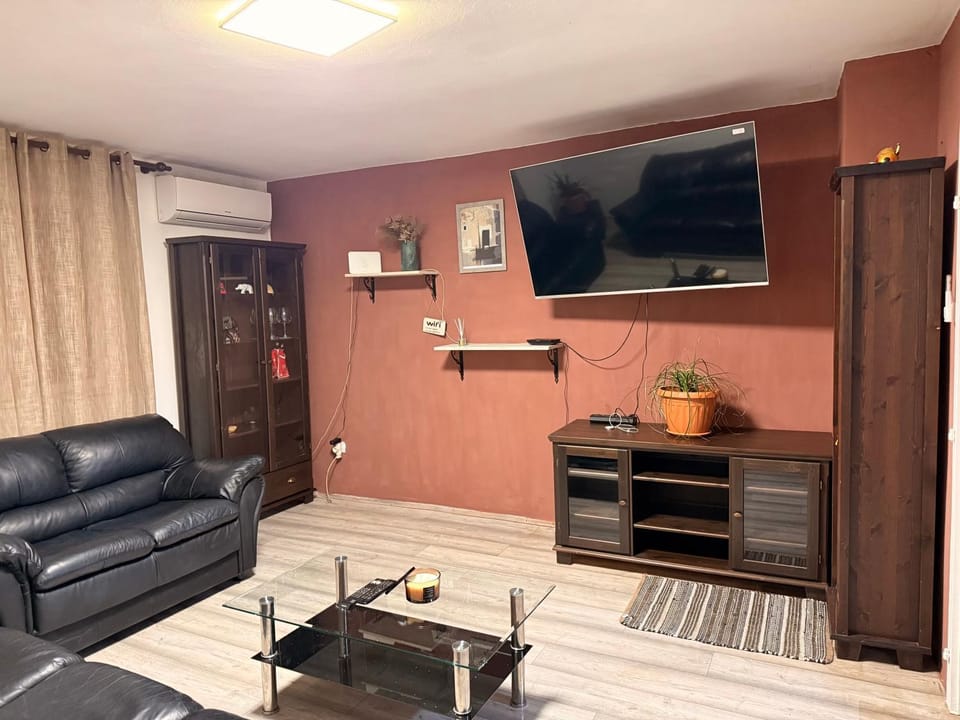 Communal lounge/ TV room, TV and multimedia, Living room, Seating area, Evening entertainment