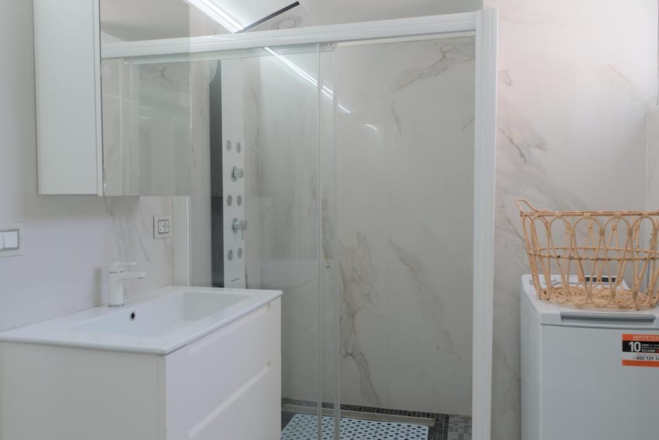 Shower, Bathroom, laundry