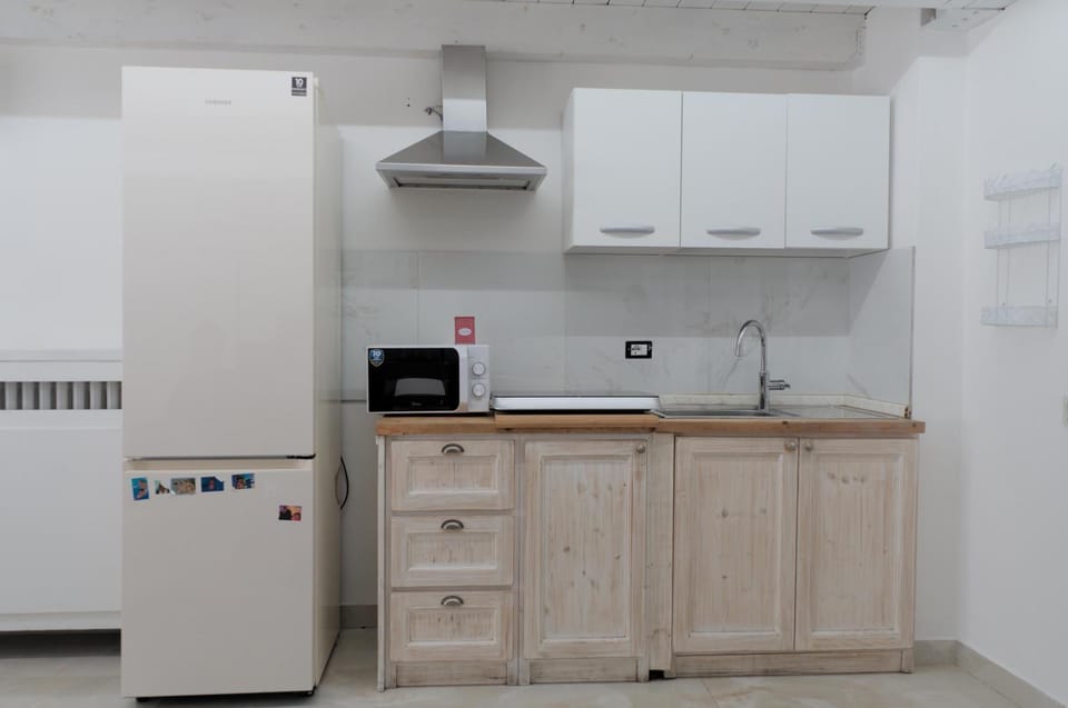 microwave, stove, kitchen