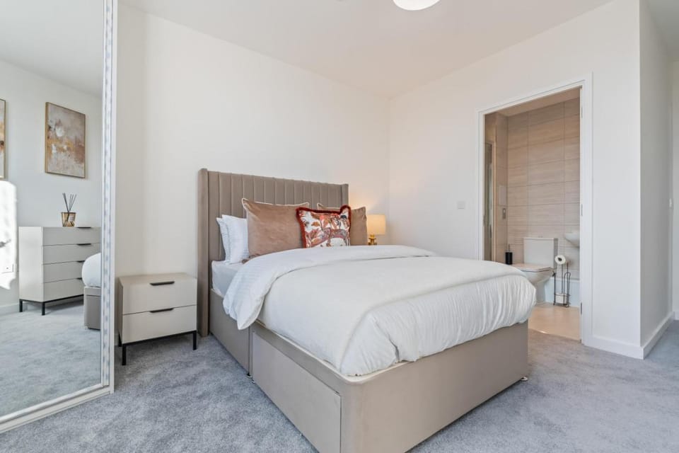 Thameside Suite | Free Parking | 2 BR | Heathrow Apartment in Staines-upon-Thames