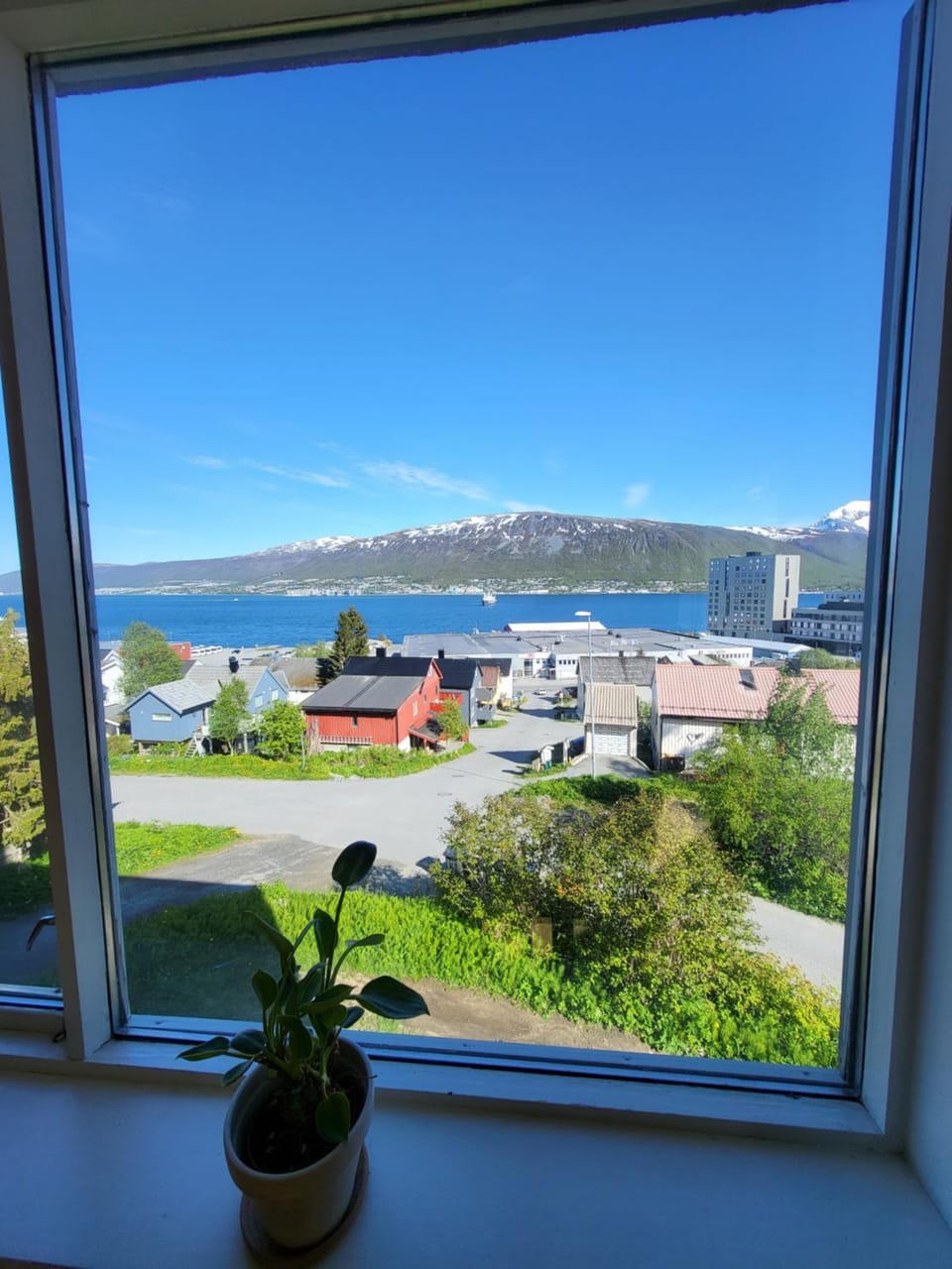 Mountain view, Sea view