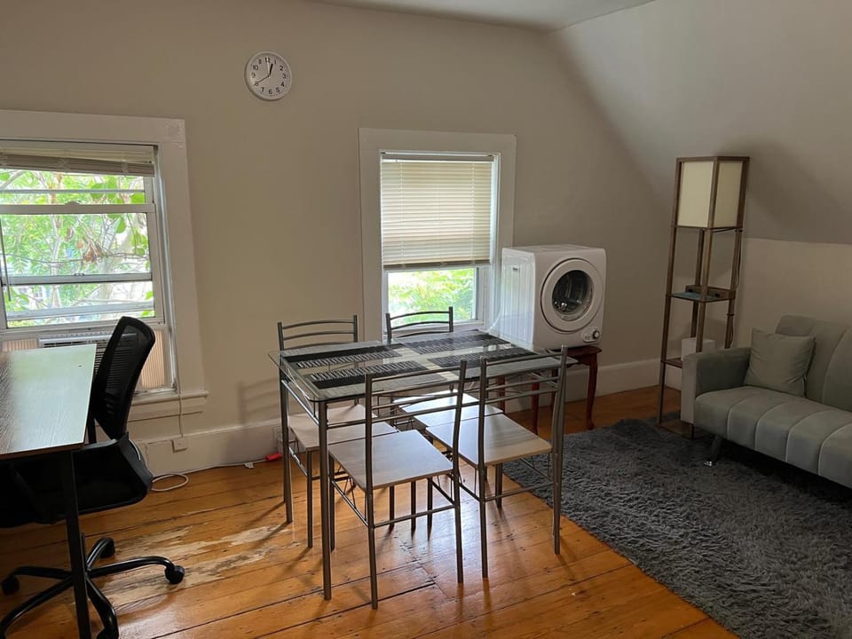 Nice 1BR, 3d floor, near MIT, free parking Apartment in Somerville