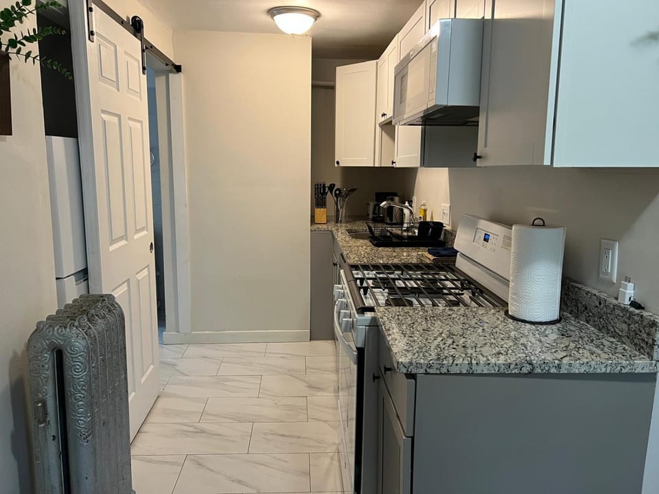 Nice 1BR, 3d floor, near MIT, free parking Apartment in Somerville