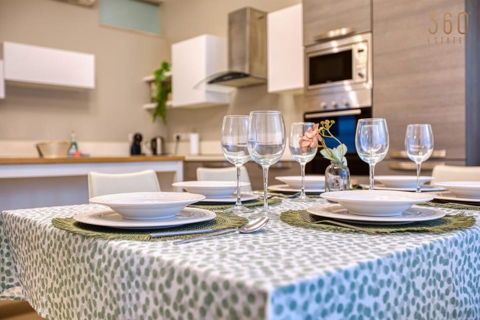 Kitchen or kitchenette, Dining area, minibar, oven, stove