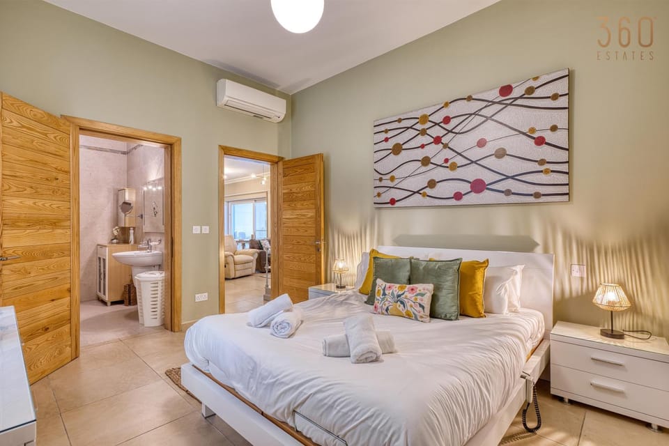 Bed, Bathroom, Photo of the whole room, Bedroom, towels, wardrobe, air conditioner