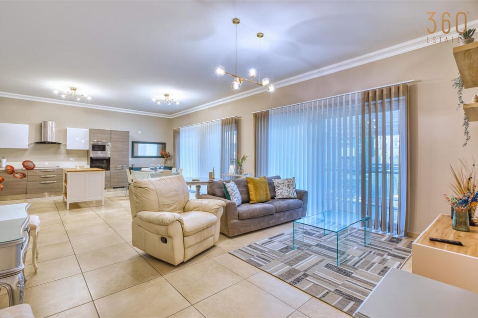 TV and multimedia, Kitchen or kitchenette, Living room, Seating area, Dining area, minibar