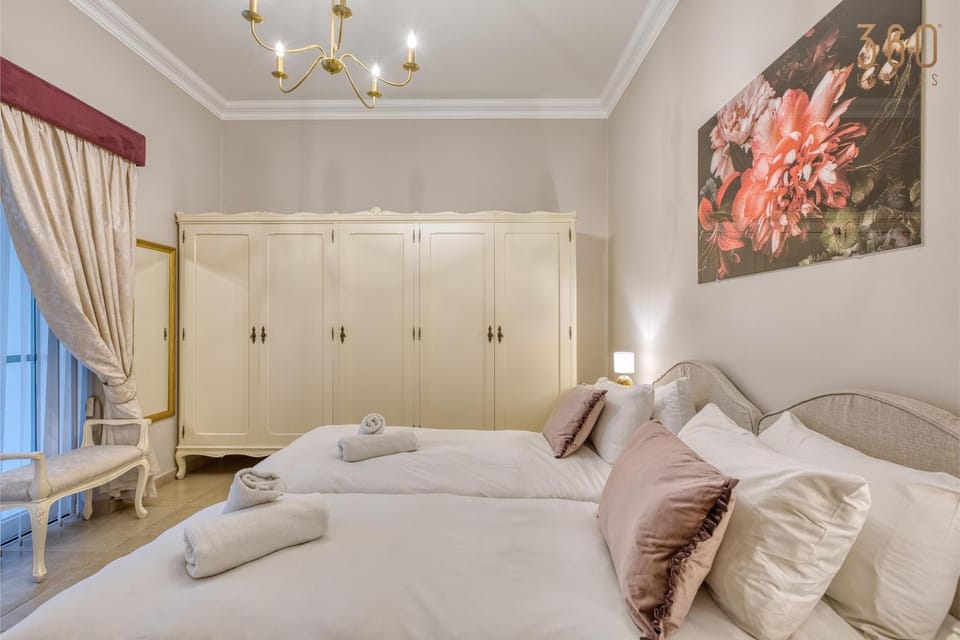 Bed, Living room, Photo of the whole room, Seating area, Bedroom, wardrobe
