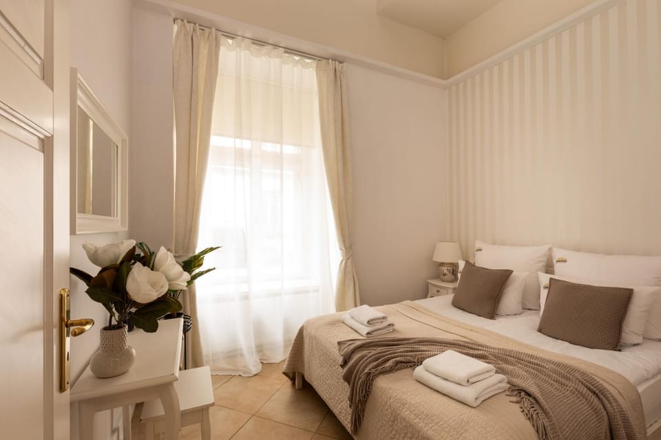 Bed, Photo of the whole room, Seating area, Bedroom, towels