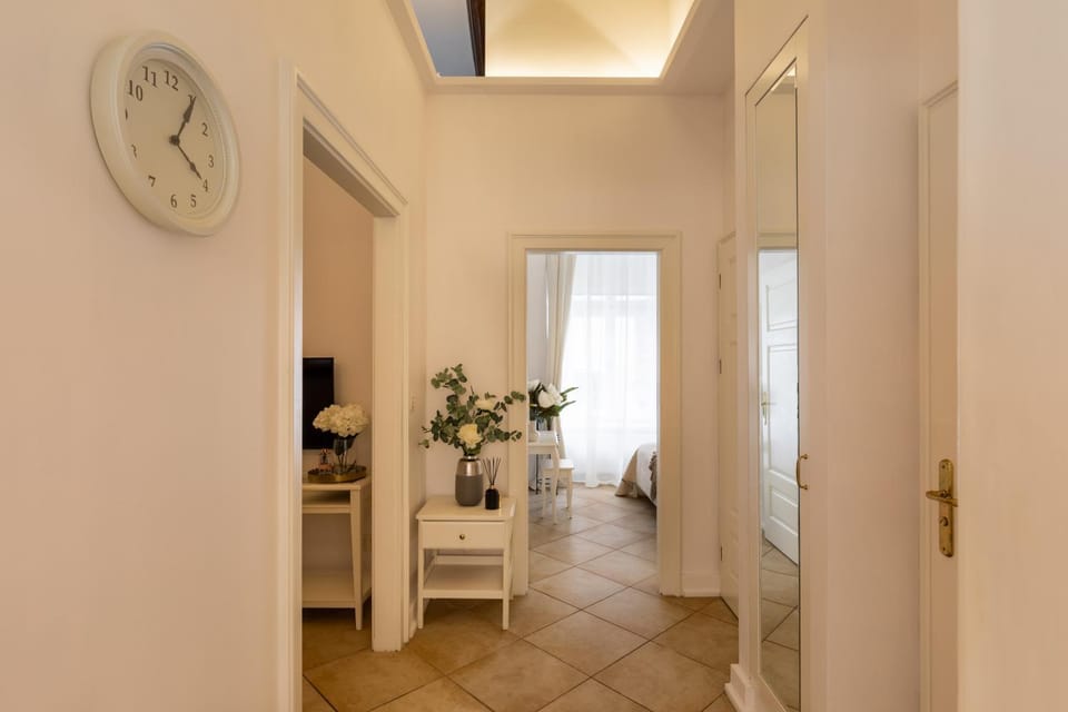 Lobby or reception, Photo of the whole room