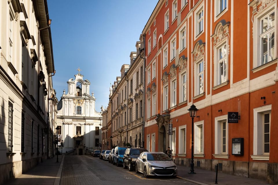 Day, Neighbourhood, City view, Landmark view, Street view, Location, Parking