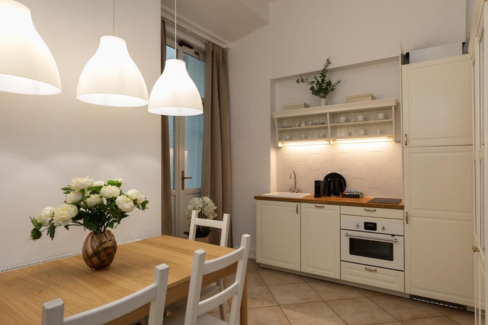 Kitchen or kitchenette, Dining area, stove
