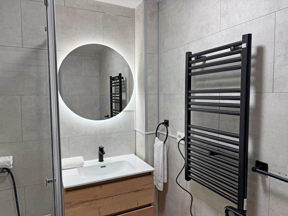 Shower, Bed, Activities, Skiing, Bathroom, Hiking, Animals, Animals, Animals, Bedroom, Pets, Pets, Pets, Sports, Entertainment, children, children, children, young children, young children, young children, older children, older children, older children, group of guests, group of guests, group of guests, cot, bunk bed, Family, Family, Family, heating, heating, pet friendly, pet friendly