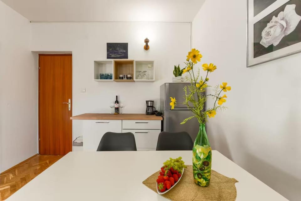 Kitchen or kitchenette, minibar