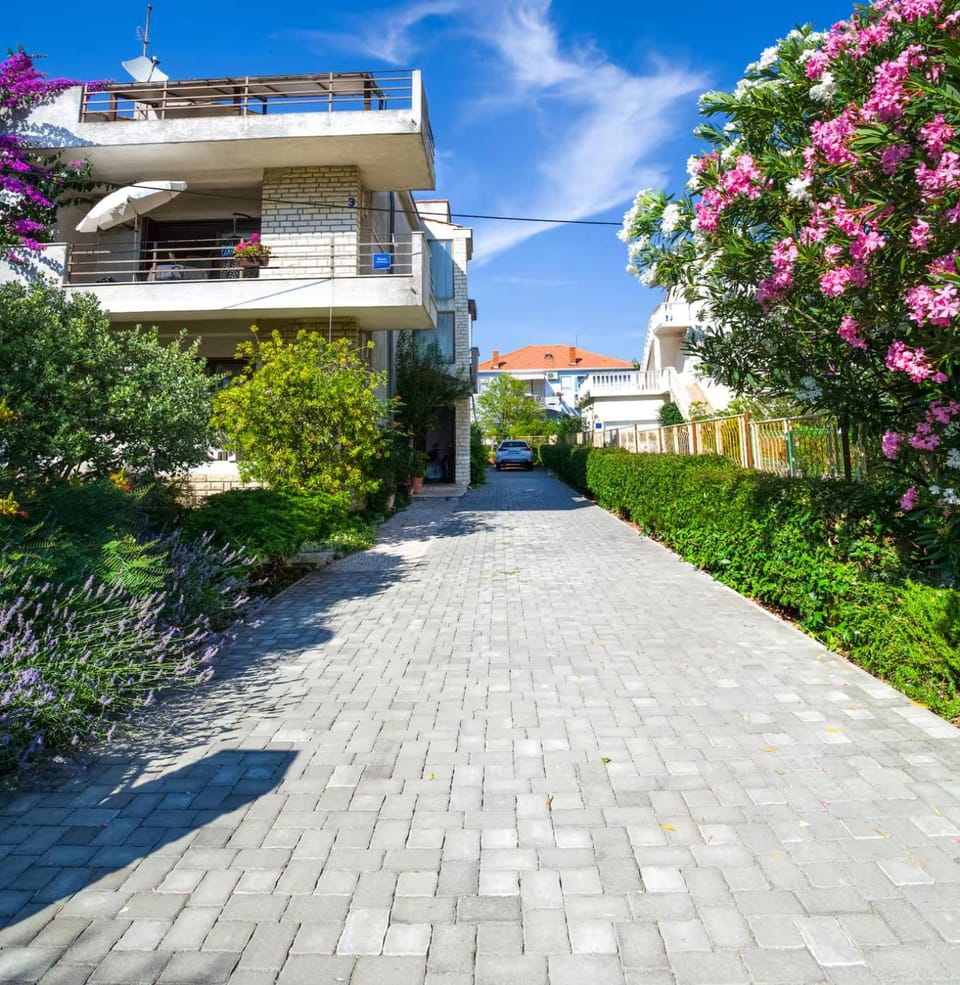 Property building, Spring, Day, Garden