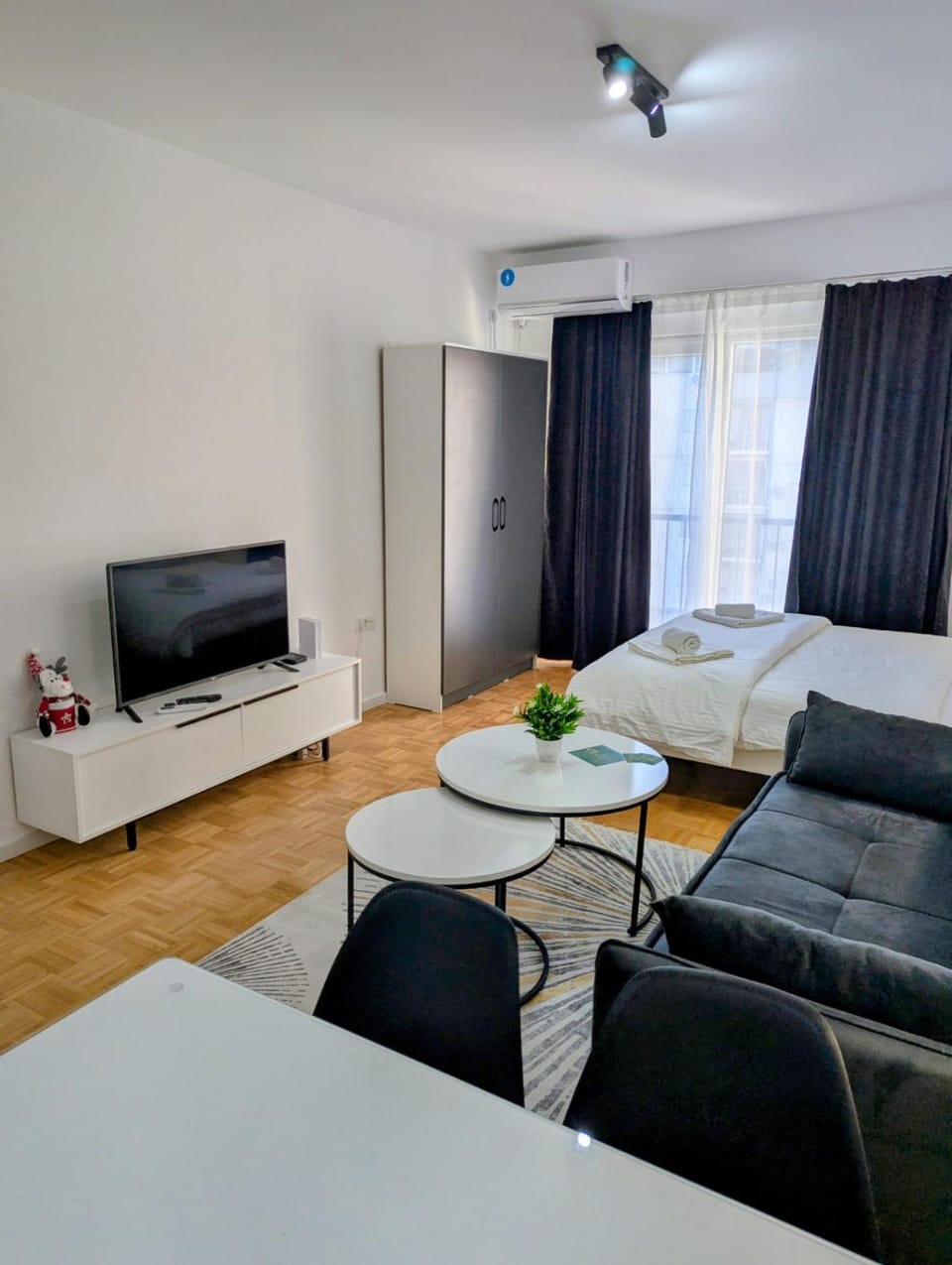 Bed, Living room