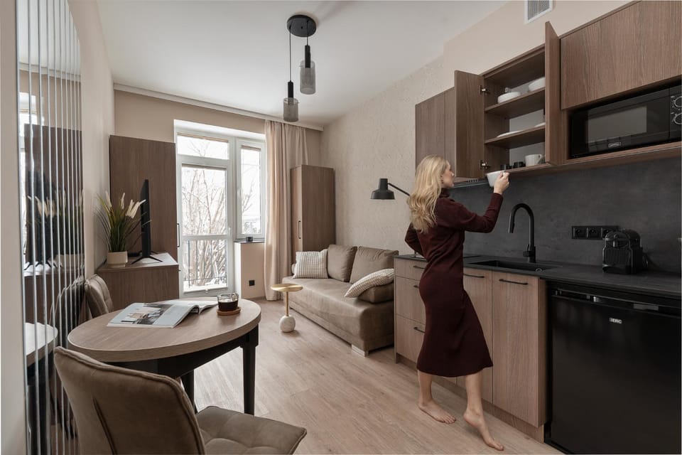 People, Coffee/tea facilities, Kitchen or kitchenette, Living room, Seating area, Dining area, stove