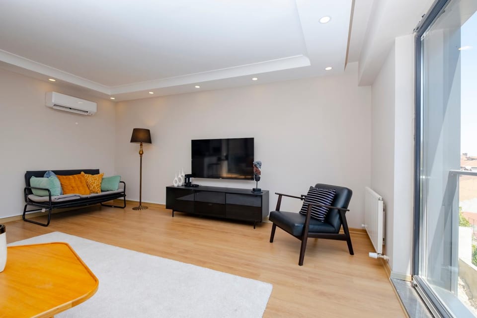 Sea View Two-Bedroom Suite in Managed Residence - Parking and Elevator Apartment in Istanbul