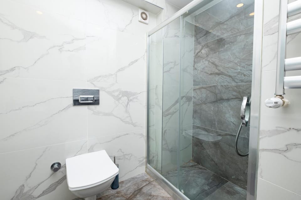 Sea View Two-Bedroom Suite in Managed Residence - Parking and Elevator Apartment in Istanbul