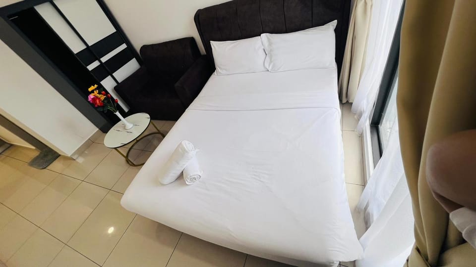 Bed, Seating area, Bedroom