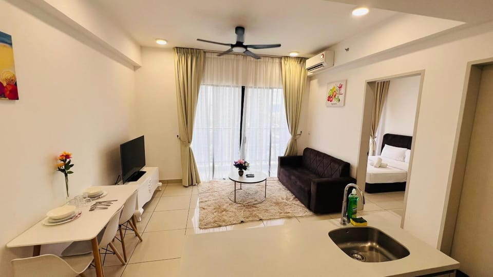 Bed, TV and multimedia, Living room, Photo of the whole room, Seating area, Dining area, Bedroom